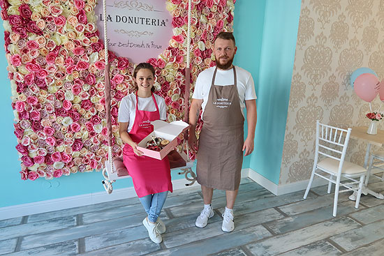 Sehr Instagram tauglich: die Schaukel vor der Blumenwand in  "La Donuteria" in der Kisterhofstraße 111